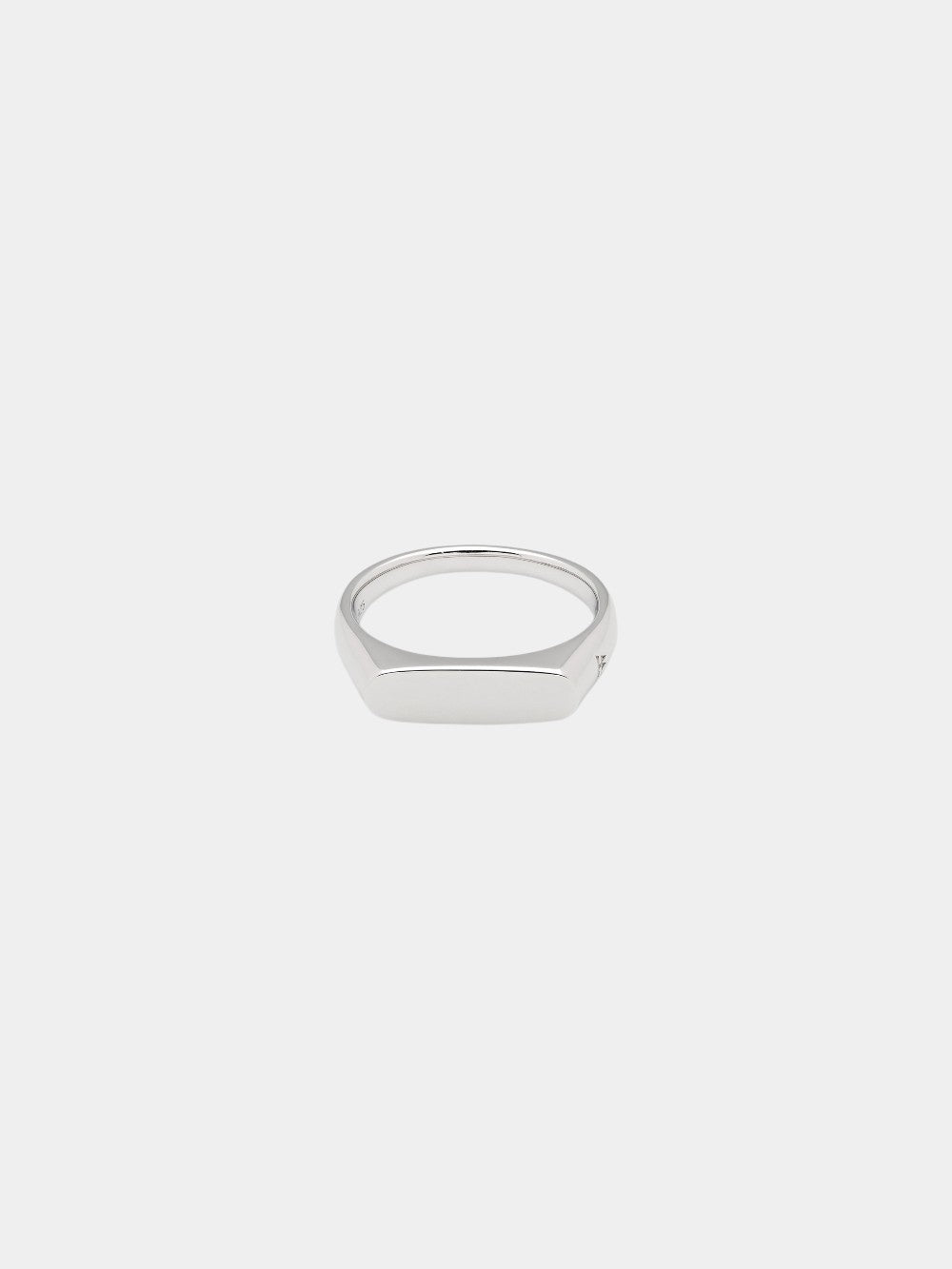 Bague chevalière minimaliste KNUT RING par CLOSETOSKIN en argent poli, design fin idéal pour l'accumulation.