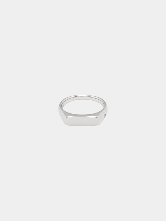 Bague chevalière minimaliste KNUT RING par CLOSETOSKIN en argent poli, design fin idéal pour l'accumulation.